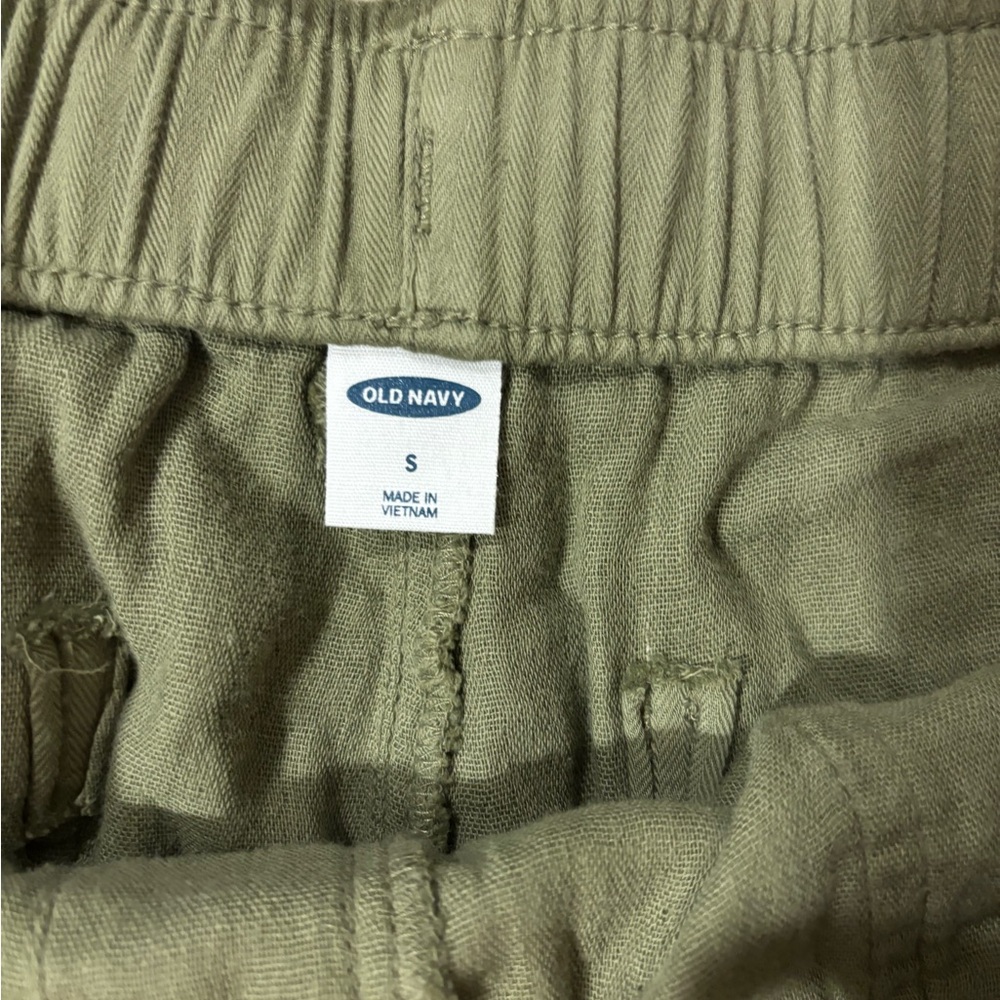 Old Navy Women's Cargo Shorts in Olive - Picture 2 of 3